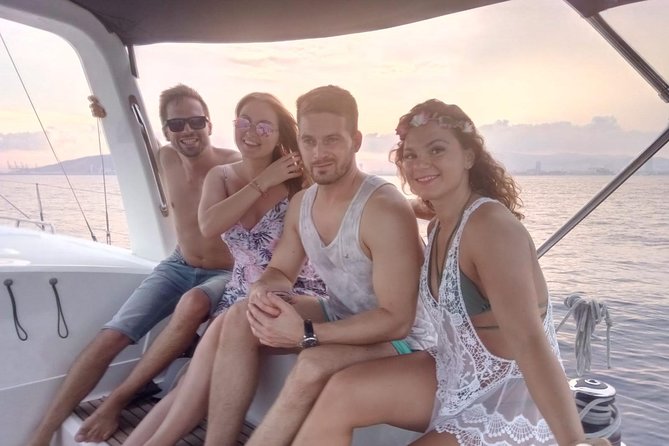 1h Refreshing Sailing Tour in Barcelona with Open Bar & Snacks - Meeting point and logistics that keep the day smooth