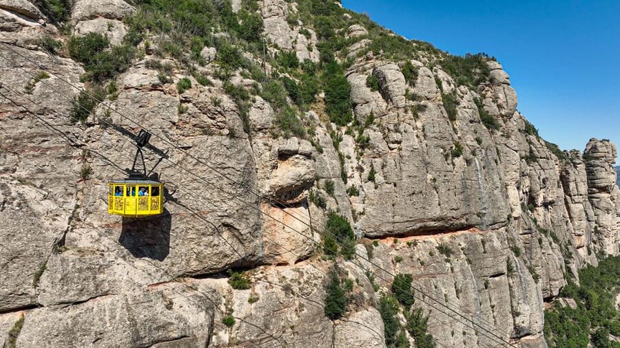 Aeri de Montserrat Cable Car Ticket - Timing and queues: avoiding the two-gondola bottleneck