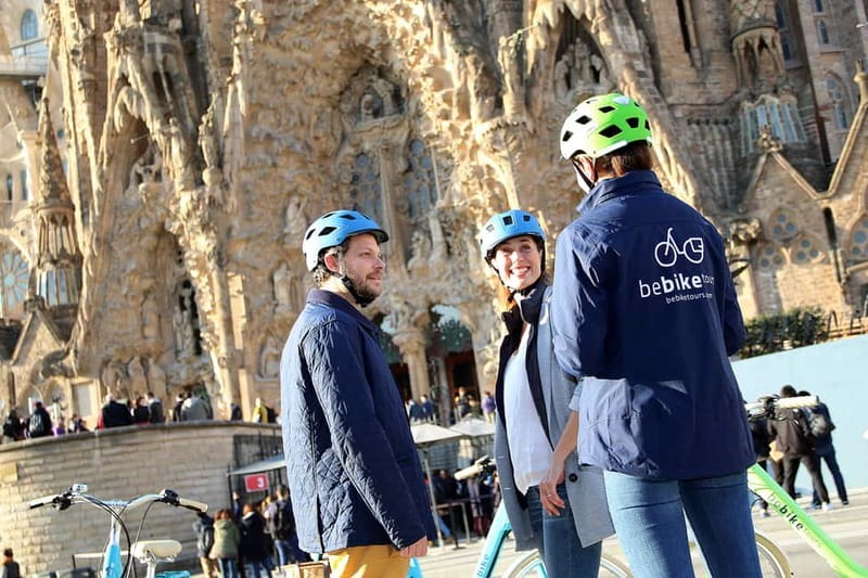 Barcelona: 1.5-Hour Sightseeing Tour by Bike/Electric Bike - Plaça Reial and Gaudí-Designed Lamps, Then Toward Las Ramblas