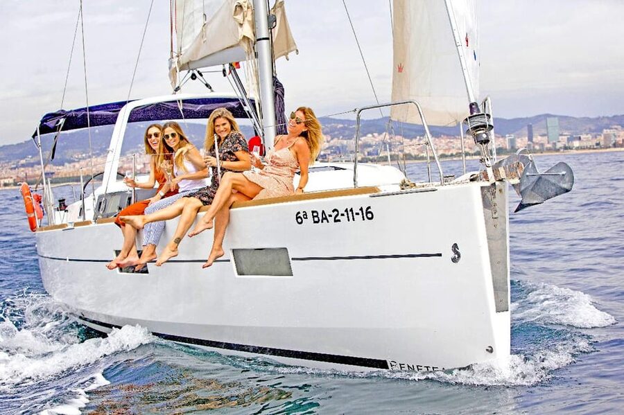Barcelona 1 hour Scenic Sailboat Tour with Snacks and Drinks - The first 10 minutes: welcome refreshments and a quick safety briefing