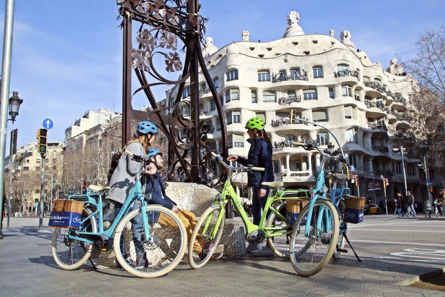 Barcelona: 2.5-Hour Bike or E-Bike Historical Tour - Casa Batlló and Casa Mila (La Pedrera), Getting the Curves Right Up Close