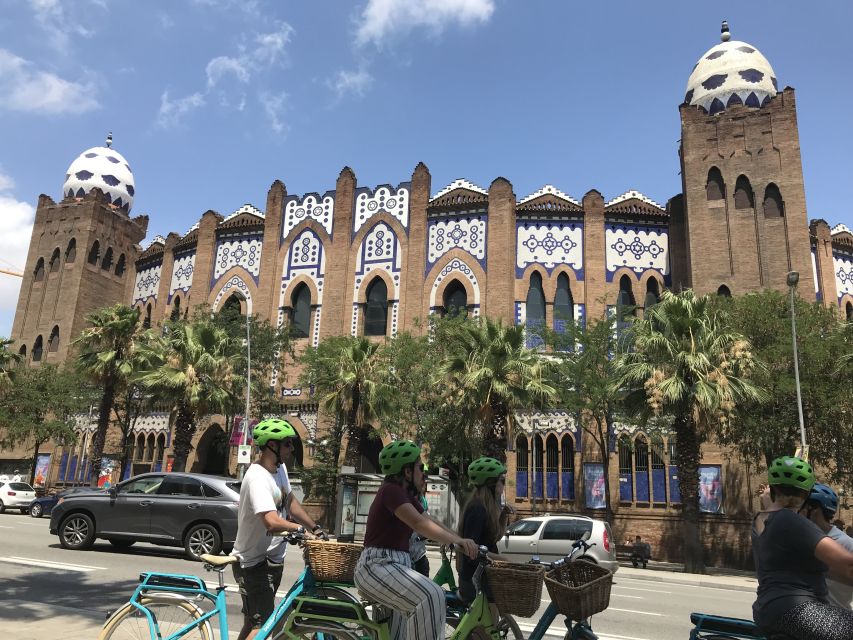 Barcelona: 2.5-Hour Bike or E-Bike Historical Tour - Passeig de Sant Joan to Sagrada Familia, the Long-Awaited Payoff