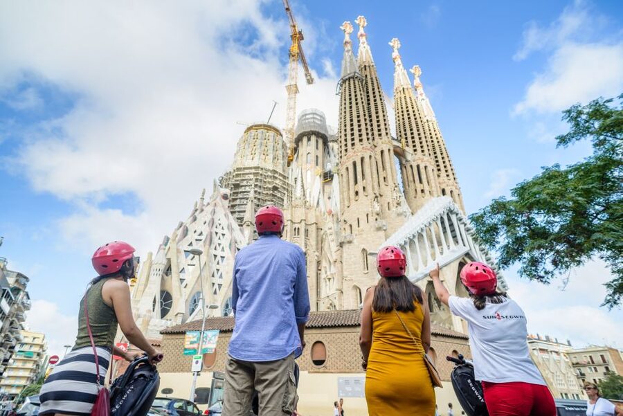Barcelona: 2,5h Gaudí Segway Tour - Parc de la Ciutadella: Where the Ride Feels Like a City Park Tour
