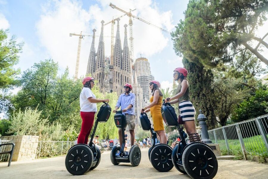 Barcelona: 2,5h Gaudí Segway Tour - Passeig de Gràcia and the Gaudí Shopping-Street Contrast