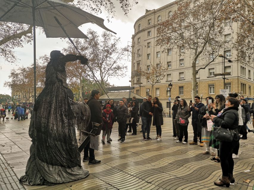 Barcelona: 2-Hour Private City Highlights Kickstart Tour - Plaça Reial: an elegant pause in the middle of the maze