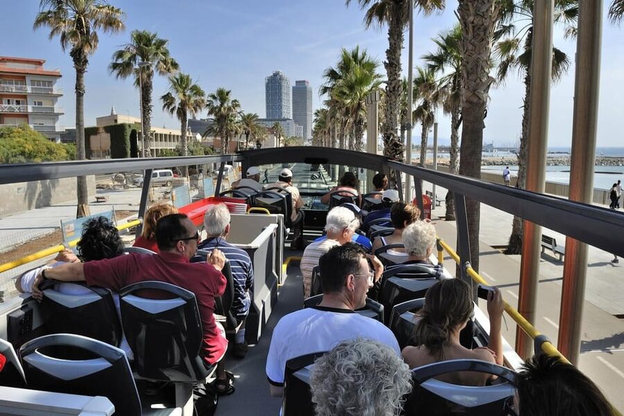 Barcelona: 24 or 48-Hour Hop-On Hop-Off Bus Tour - Green Route: Plaça Catalunya to Park Güell, With Sagrada Família in View