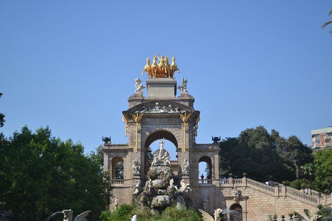 Barcelona 3-hour Bike or E-Bike Tour: Highlights and Hidden Gems - Arc de Triomf and Parc de la Ciutadella, a breather with big scenery