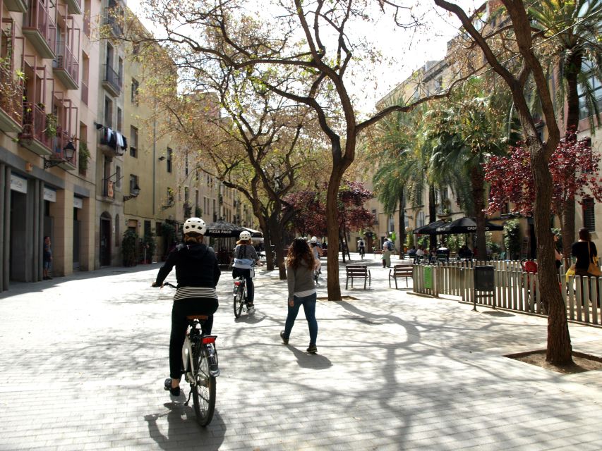 Barcelona 3 Hour Daily Electric Bike Tour - Sagrada Família by e-bike: what to look for outside