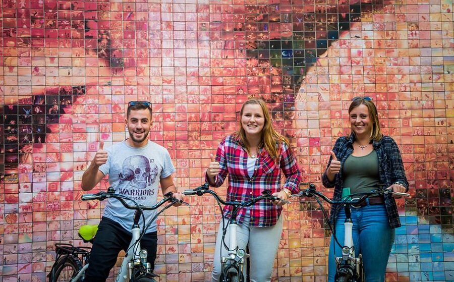 Barcelona: 4-Hour E-Bike Photography Tour - Rolling toward Sagrada Familia: big sights, managed time