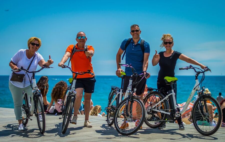 Barcelona: 4-Hour E-Bike Photography Tour - Barceloneta and beach time: ending with sea-air energy