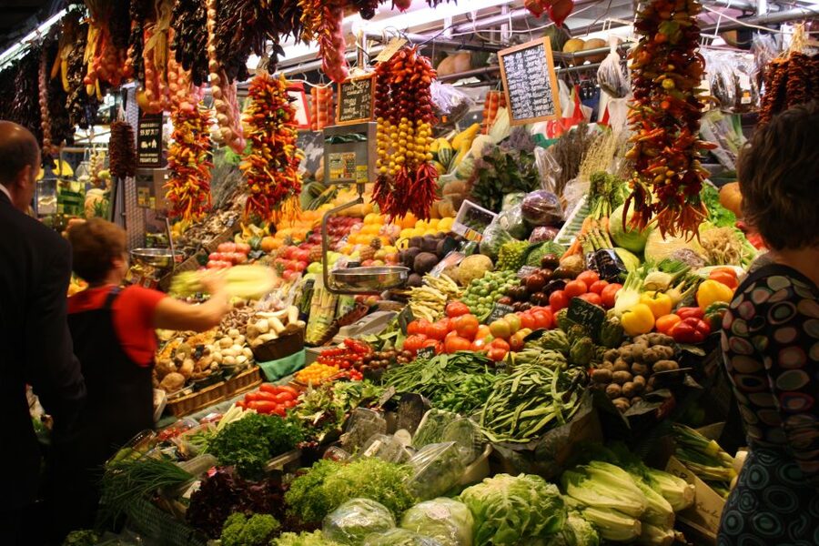 Barcelona: 4-Hour Private Market & Foodie Tour - Starting in Plaça Reial, then walking into food mode