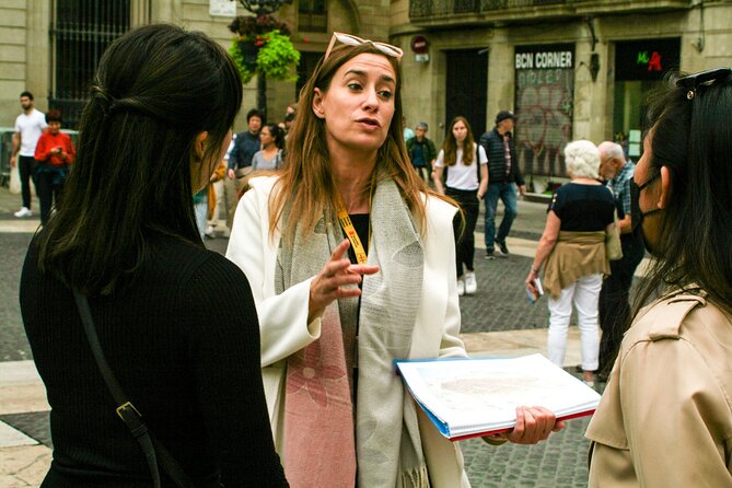 Barcelona all included: Sagrada, Park Güell, Montjuic & Gothic - Gaudí on the streets before you enter his worlds