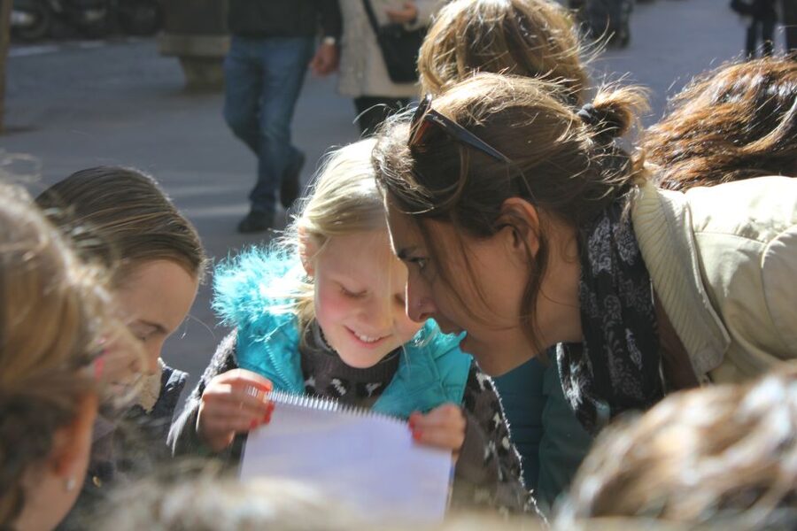 Barcelona: Barrio Gótico Dragon Tour for Families - Las Ramblas Finale: The Dragon Dances With a Fan