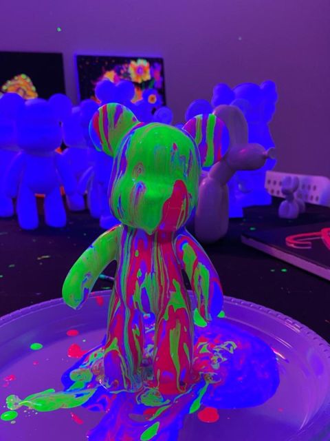 Barcelona: Bear-brick Fluorescent Painting | Wine and Art - Accessibility and Comfort: Plan Without Stress
