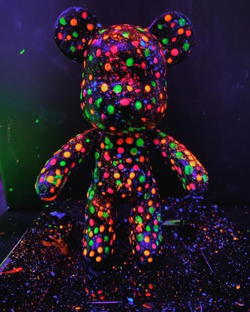 Barcelona: Bear-brick Fluorescent Painting | Wine and Art - Meeting Point on the Street: Easy Start, No Museum Maze