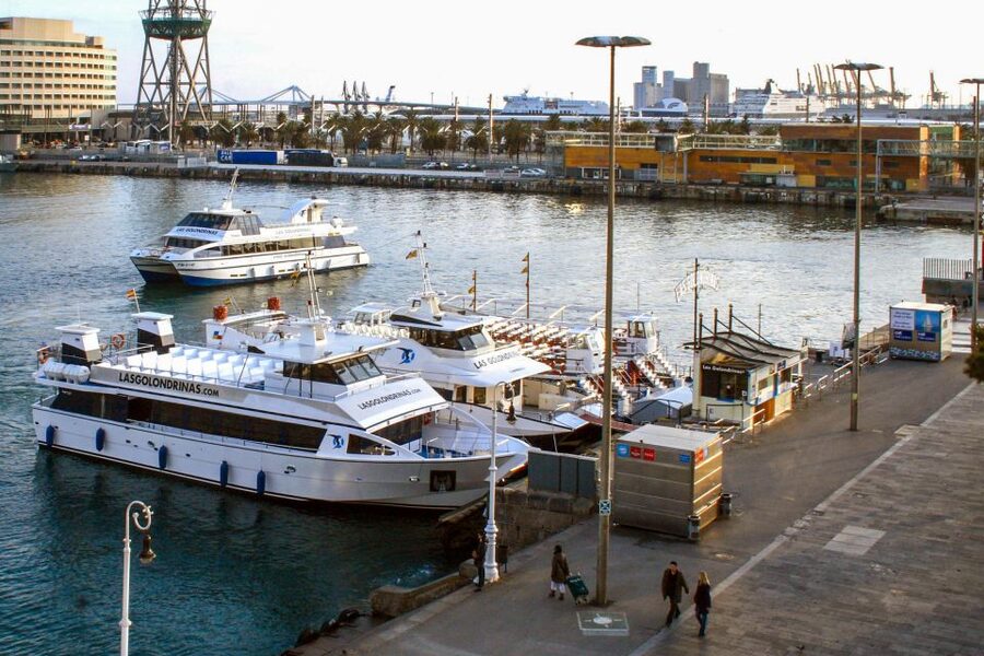 Barcelona: Boat Tour in Las Golondrinas - The open deck vs inside seating, and how to dress for it