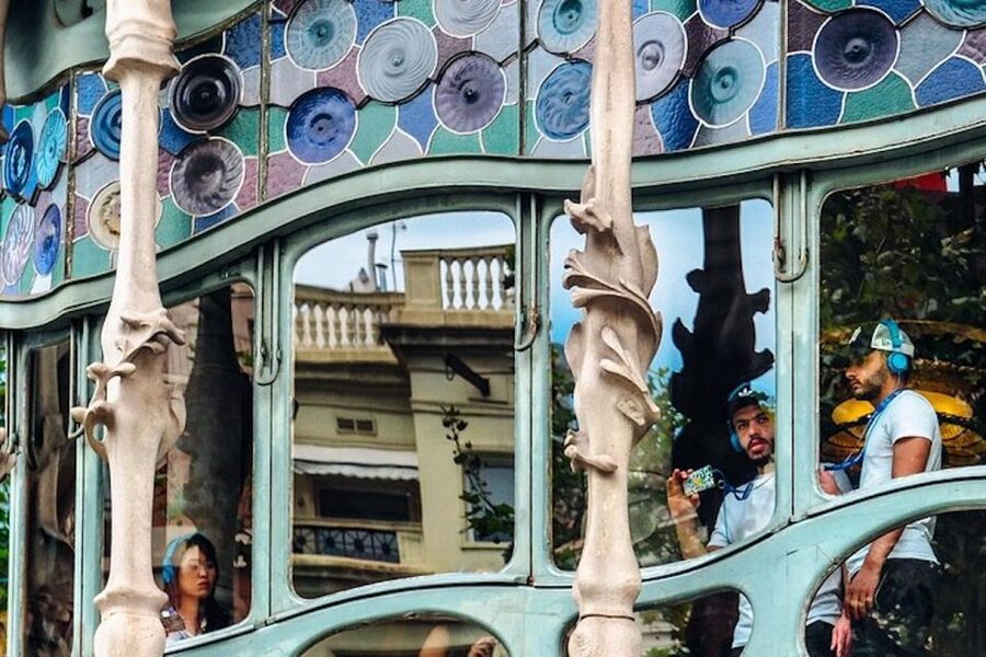 Barcelona: Casa Batlló, La Pedrera, & Chocolate Tasting Tour - Finding Your Starting Point at the Loewe Store