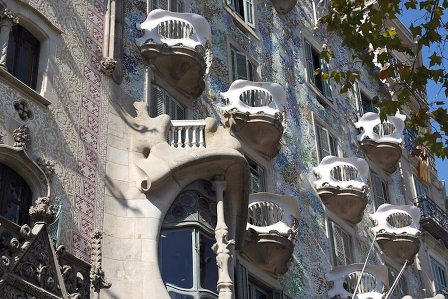 Barcelona: Casa Batlló, La Pedrera, & Chocolate Tasting Tour - Chocolate Amatller: The Perfect Break Between Two Architecture Stops