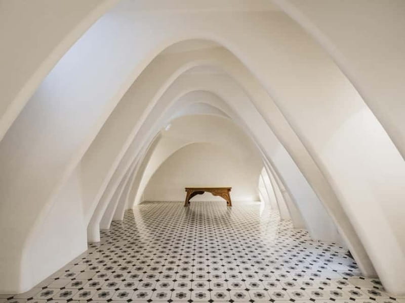 Barcelona: Casa Batlló Tour and Optional White Rabbit Museum - Courtyard to Dragon Roof, How the House Becomes a Blue World