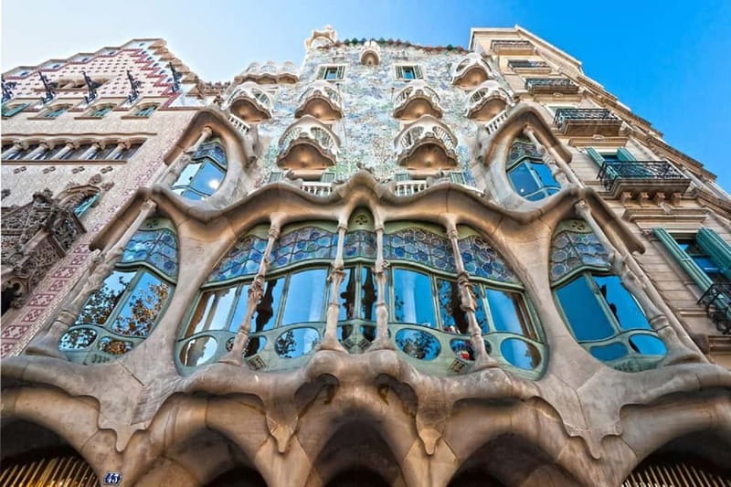 Barcelona: Casa Batlló Tour and Optional White Rabbit Museum - Group Size, Radio Headsets, and English-Spanish Repetition