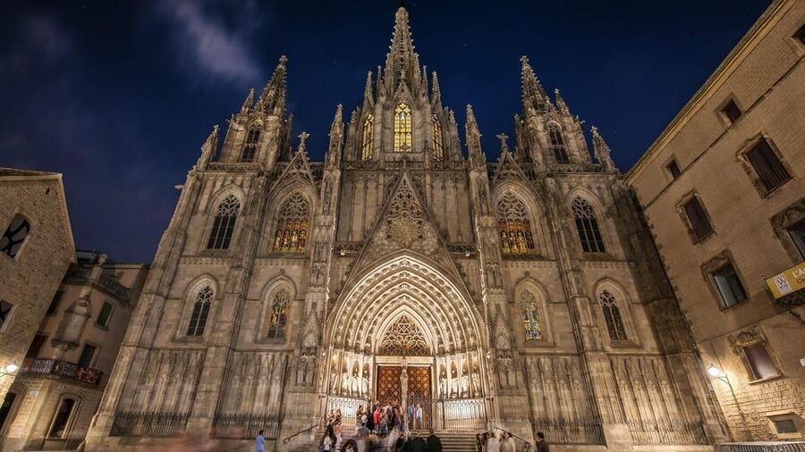Barcelona Cathedral: Exclusive walking tour & entry tickets. - Cloister gardens with palm trees and a fountain: your reset between big rooms