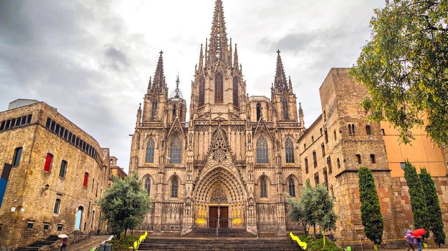 Barcelona Cathedral: Exclusive walking tour & entry tickets. - Languages, small group size, and how the guide actually helps