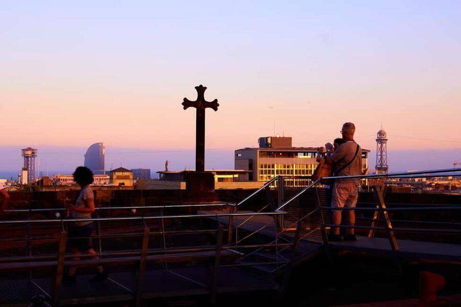 Barcelona Cathedral: Sunrise Tour & Breakfast - Entering Barcelona’s Cathedral Before the Crowds
