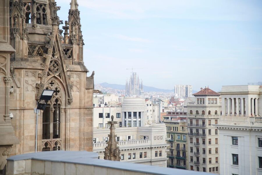 Barcelona Cathedral: Ticket, Guided Tour and VR Experience - The Gothic Cathedral Inside: Cloister, Courtyard, and the 13 Geese Story