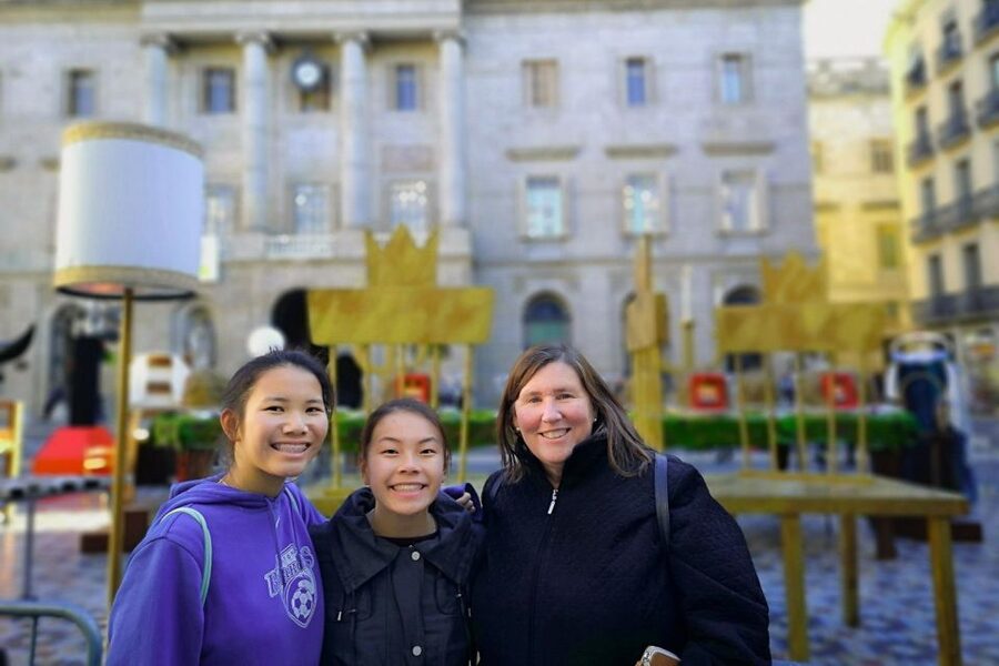 Barcelona: Churros, Hot Chocolate, and Games Family Tour - Ciutadella Park Finale: Ducks, Boats, and Playground Energy