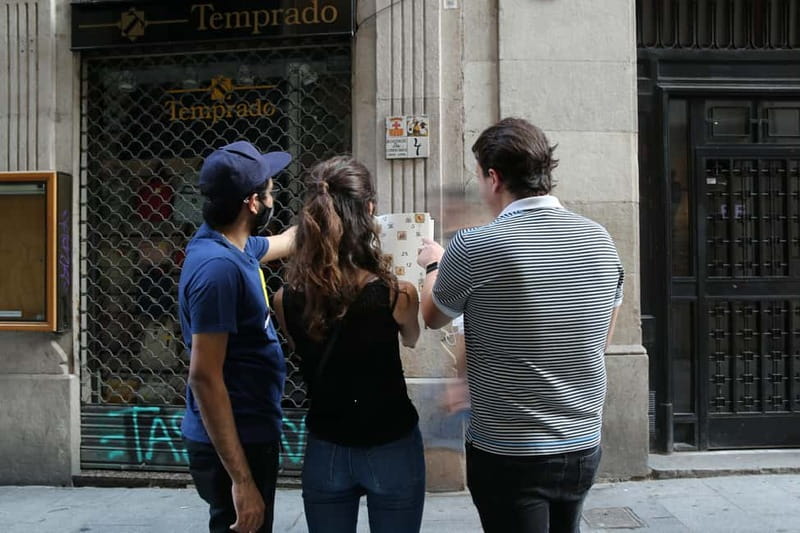 Barcelona: City Exploration Treasure Hunt - Game basics: your kit, the host, and how the story moves