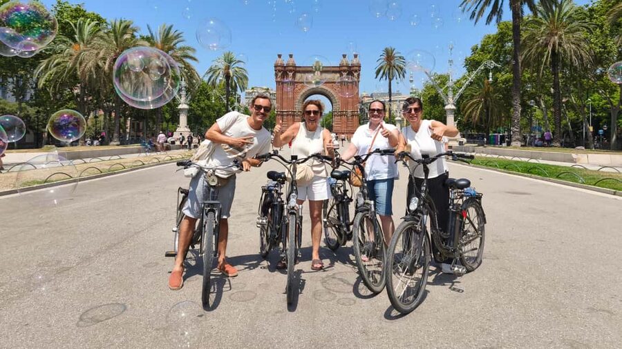 Barcelona: City Highlights Bike Tour with Locals - Key things I’d clock before you go