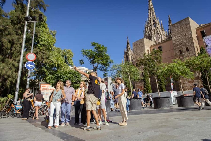 Barcelona: City Walking Tour with Local Guide - The guide experience: why people love this walk