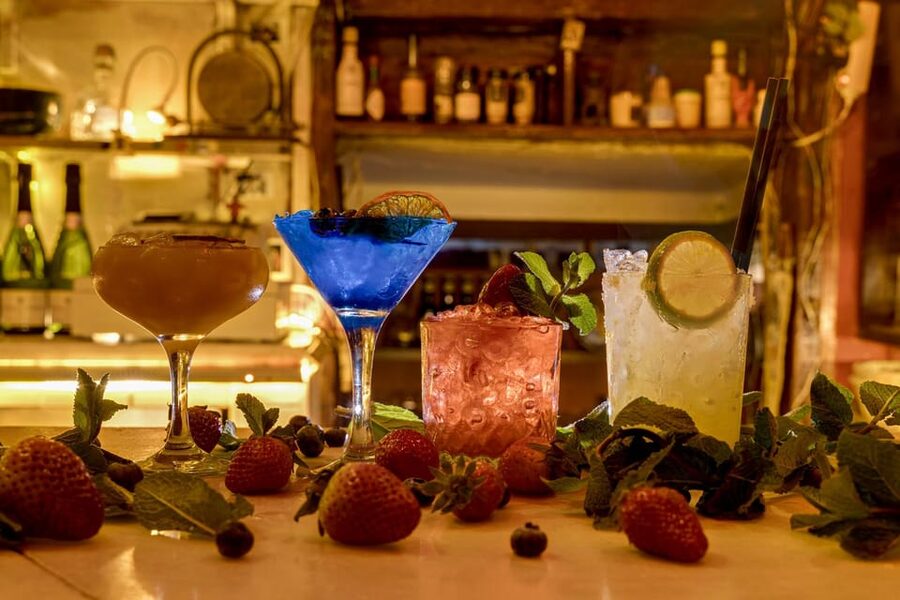Barcelona: Cocktail Making Class with Tapas - The 2-hour flow: from walking in to making your drinks