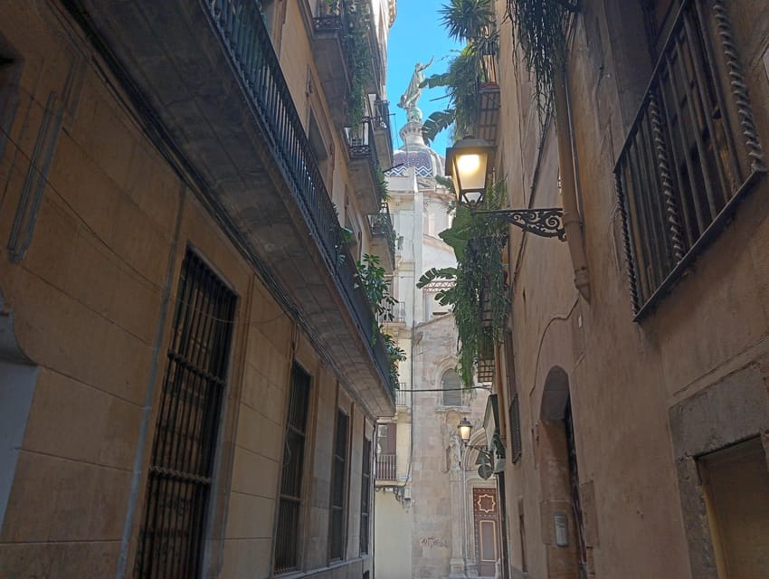 Barcelona: Curious Legends and Traditions of Old Town Tour - Why This Legends-and-Traditions Walk Makes Sense in Barcelona