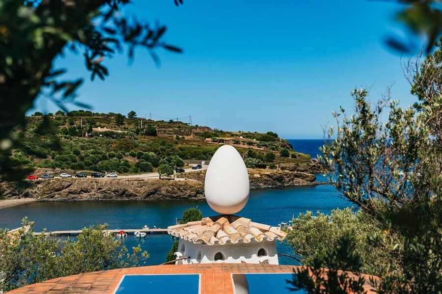 Barcelona: Dali Museum, House and Cadaques Guided Tour - Figueres and the Dalí Museum: A Surreal Experience You Walk Through