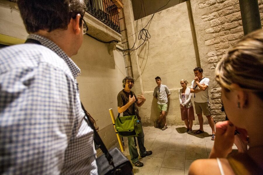 Barcelona: Dark History Night Walking Tour - Meeting under Arc de Triomf, then stepping into medieval Barcelona