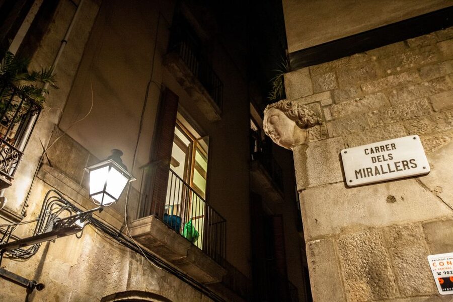 Barcelona: Dark History Night Walking Tour - Visuals, props, and headsets: why this tour is easier than it sounds