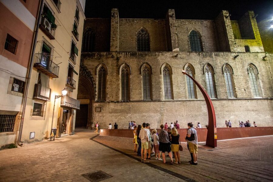 Barcelona: Dark History Night Walking Tour - El Born and La Ribera at night: why this neighborhood choice works