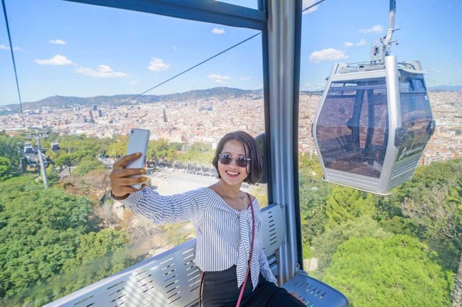 Barcelona: E-Bike Tour with Montjuic Cable Car & Boat Ride - Back on the bike: beach cycling and the Gothic Quarter finale