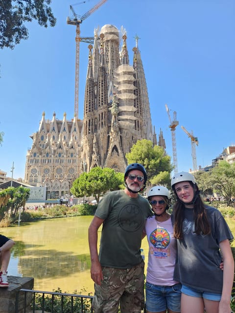 Barcelona: e-scooter and Bike tour - Arc de Triomf And Parc de la Ciutadella: From Monuments To Green Breathing Space