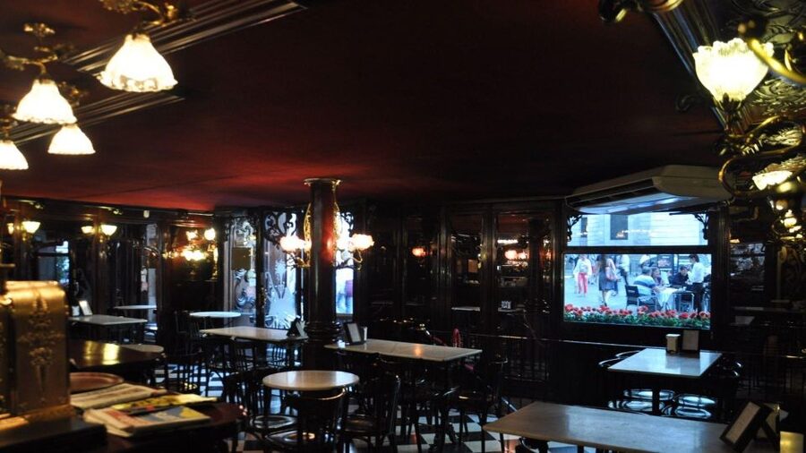 Barcelona: Exclusive Flamenco Show at El Paraigua with Drink - The flamenco set: Alegrias, Soleares, Tarantos, plus vocals and guitar