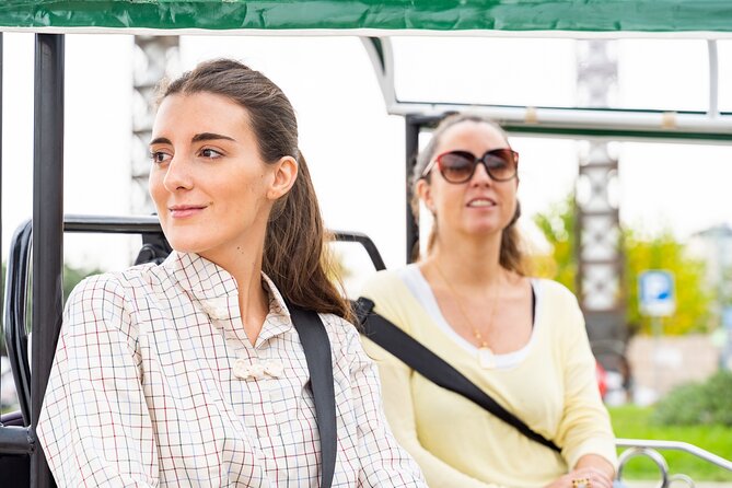 Barcelona Expert Tour with Local Guide in Eco Tuk Tuk Private - Squares that connect the city: Plaza Catalunya and Plaza de España