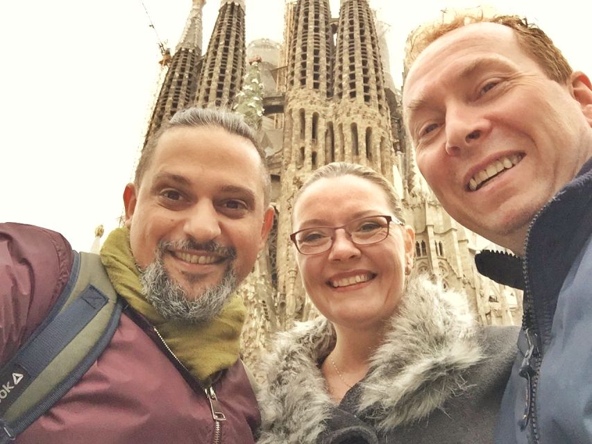 Barcelona: Foodie Walking Tour with Sagrada Familia Tickets - Why this Barcelona combo makes smart sense