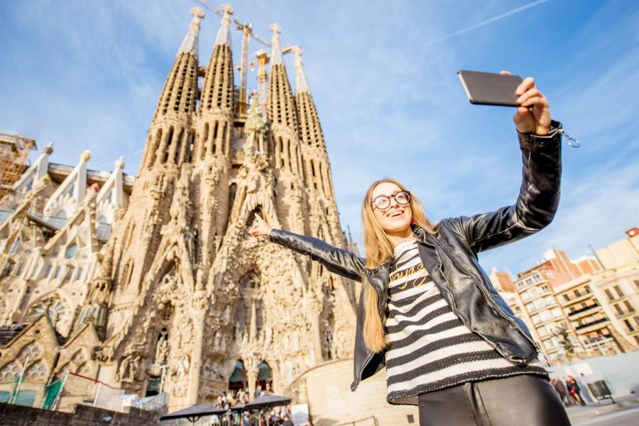 Barcelona: Foodie Walking Tour with Sagrada Familia Tickets - Blai tastings: Blai 9, La Esquinita de Blai, and OToxo 3 Germans