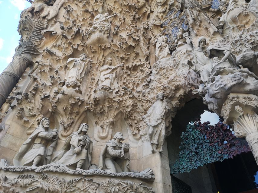 Barcelona: Foodie Walking Tour with Sagrada Familia Tickets - La Boqueria Market stop: the fun part, plus Sunday planning