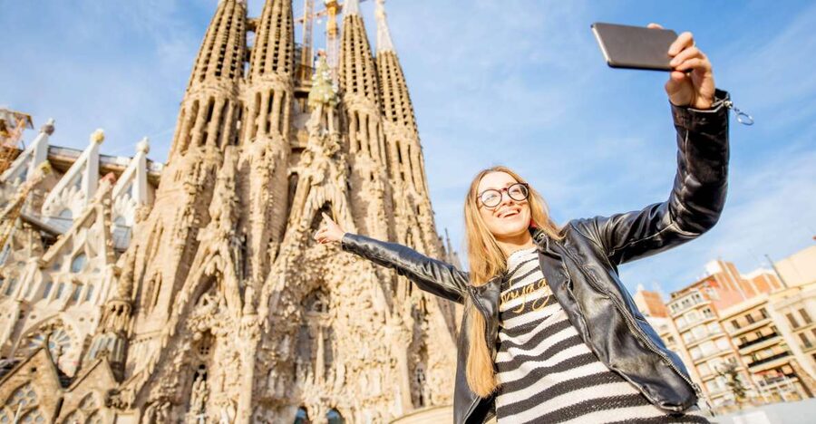 Barcelona: Foodie Walking Tour with Sagrada Familia Tickets - Sagrada Familia: skip the line and follow Gaudí with audioguides