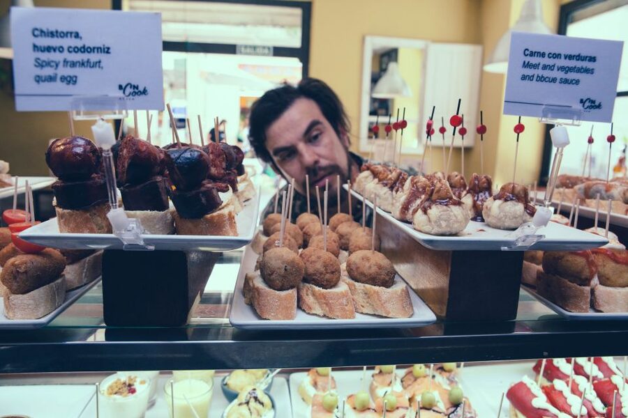 Barcelona: Foodie Walking Tour with Sagrada Familia Tickets - Guide factor: why people name their guides