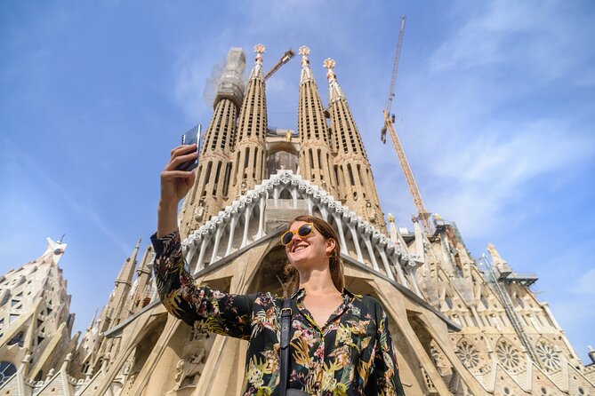 Barcelona Gaudi and Sagrada Familia Tour - Meeting at Pl. de Catalunya and the 2.5-Hour Pace That Works