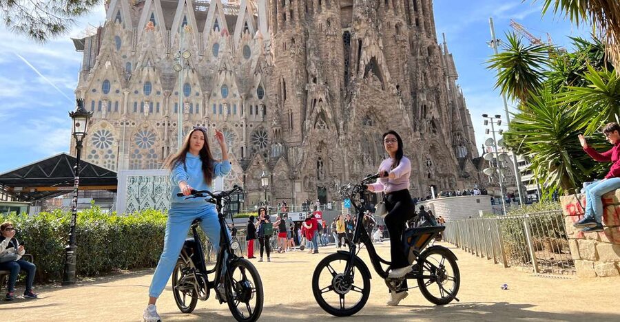 Barcelona: Gaudi Guided E-Bike Tour - The ride itself: what happens from the promenade onward