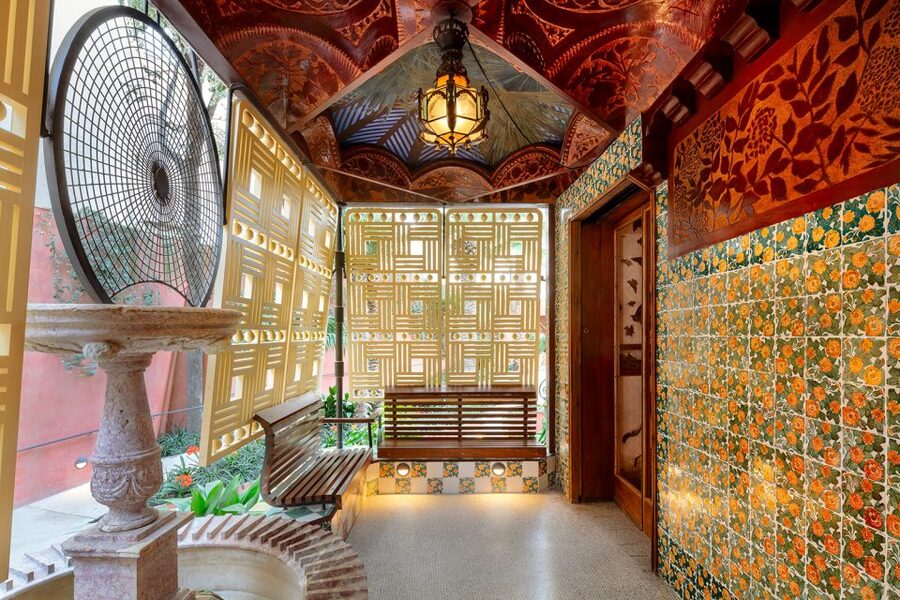 Barcelona: Gaudí Houses & Sagrada Familia Tour - Casa Batlló: the marine inspiration and the key interior rooms